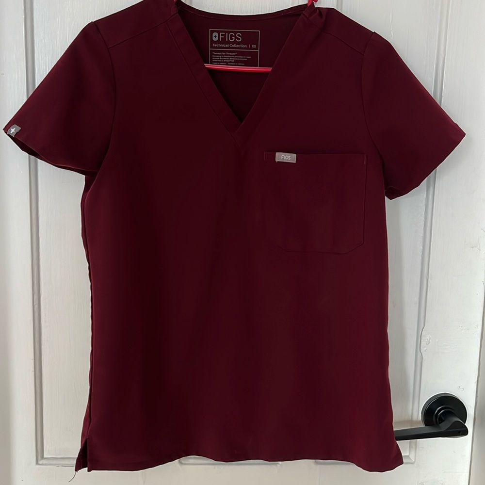 FIGS BURGUNDY SCRUB TOP